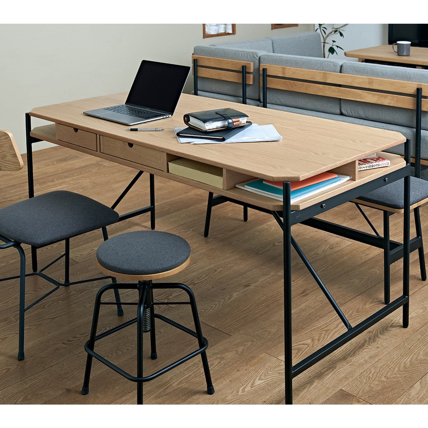 パソコンデスクとして使えるオーク材のダイニングテーブル「Glam