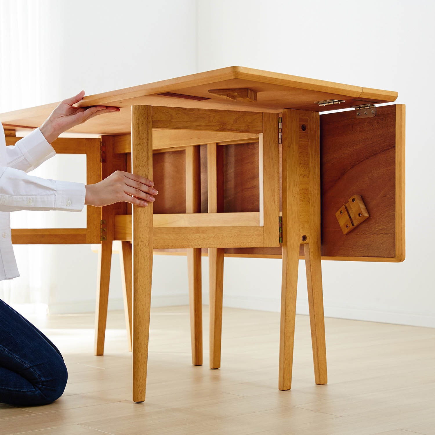 使わないときは簡単に折りたためるダイニングテーブル（ダイニング