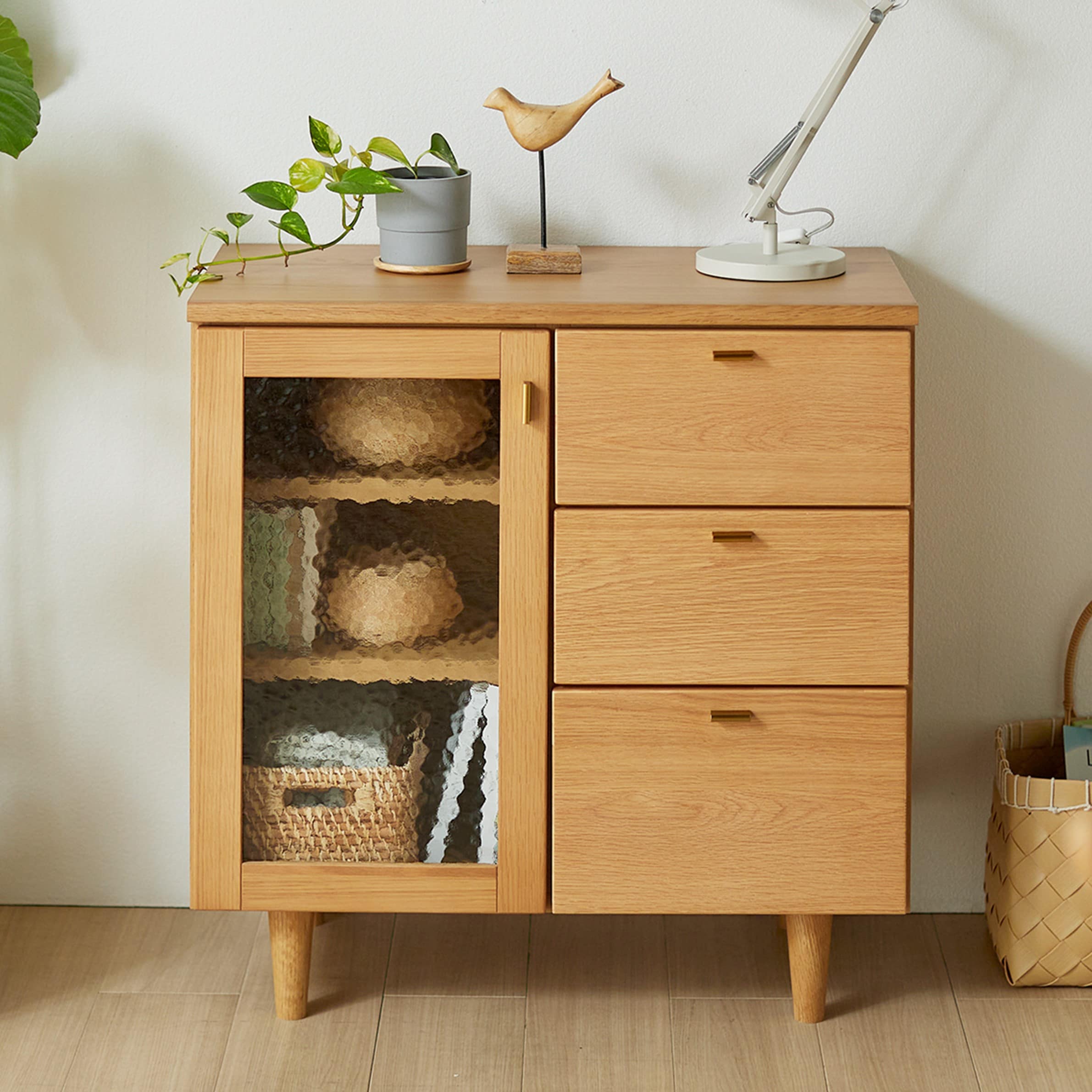 オーク材を使ったガラス扉のリビングキャビネット <幅74／110.5cm