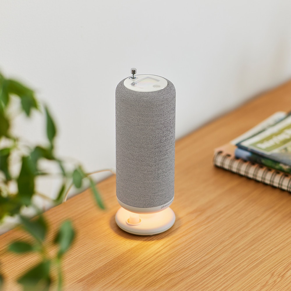 これ一台で『聴く・照らす・充電する』。操作も簡単な、大人のための