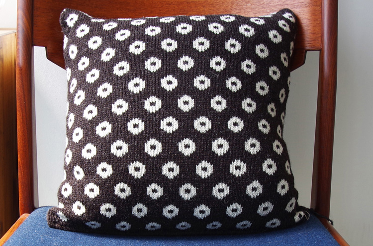 ビヨルク / クッションカバー / ブラック x ホワイト / ドーナツ柄