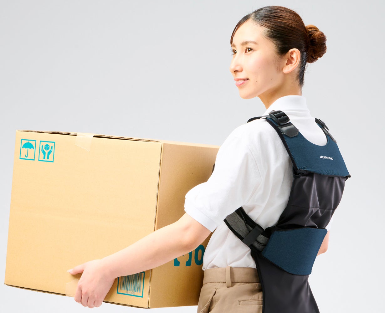 腰への負担を軽減する、わずか670gのまるで衣服のようなアシスト