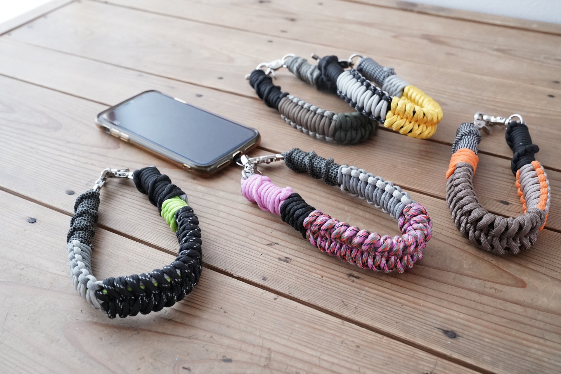 留めて、繋いで、魅せる” 手元に彩りと機能を添える、パラコード