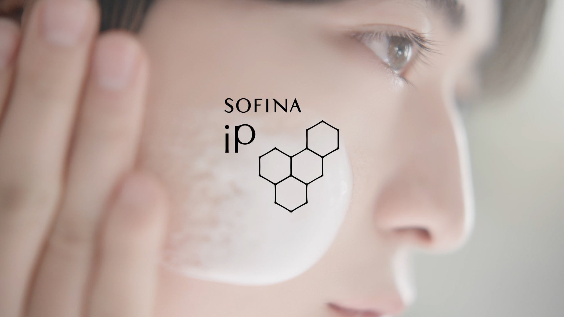 高橋文哉さんが魅せる、水光肌。SOFINA iPの新商品「水光ピーリング泡