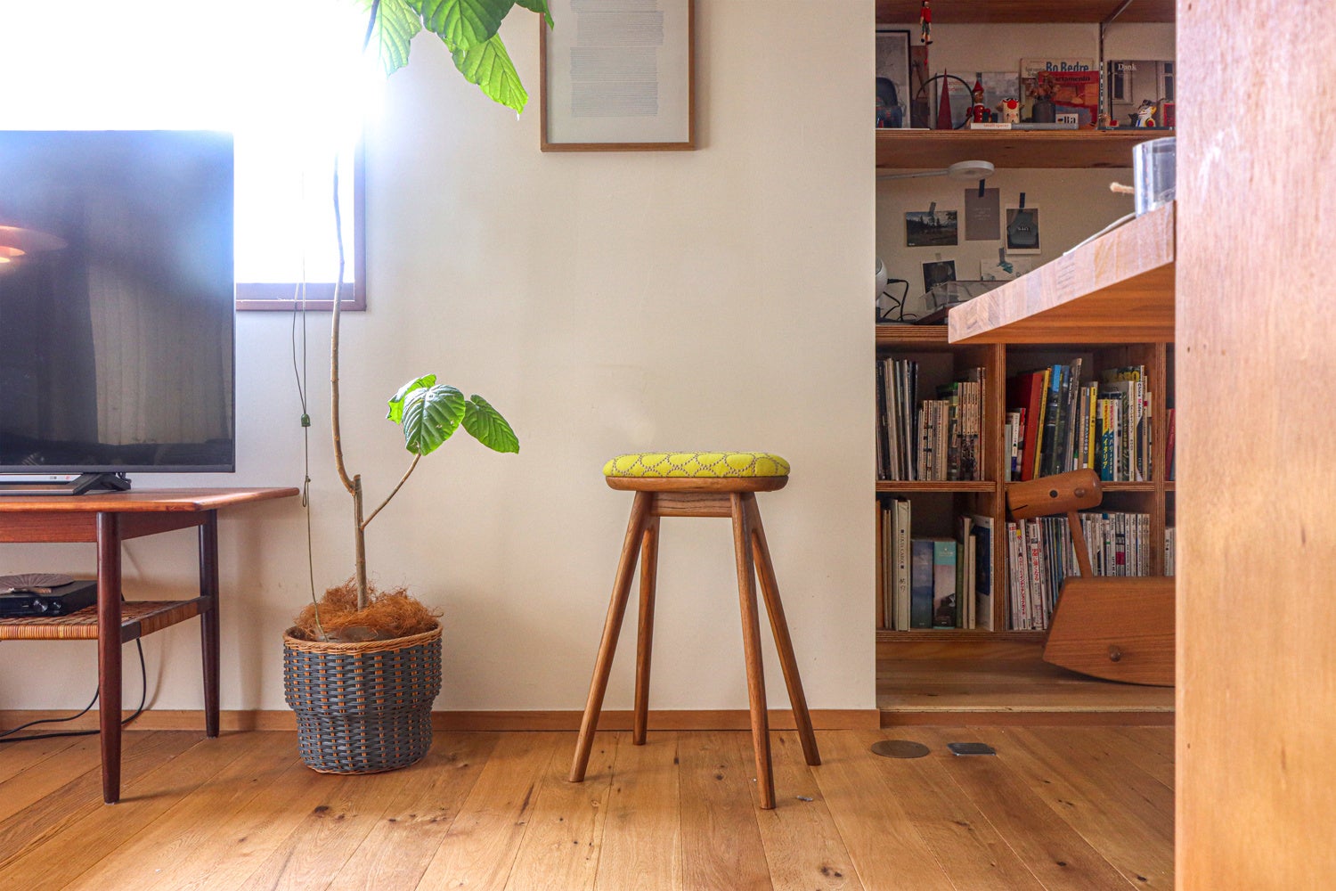 40脚限定生産！約半世紀前のチーク材にミナ ペルホネンの生地を張った