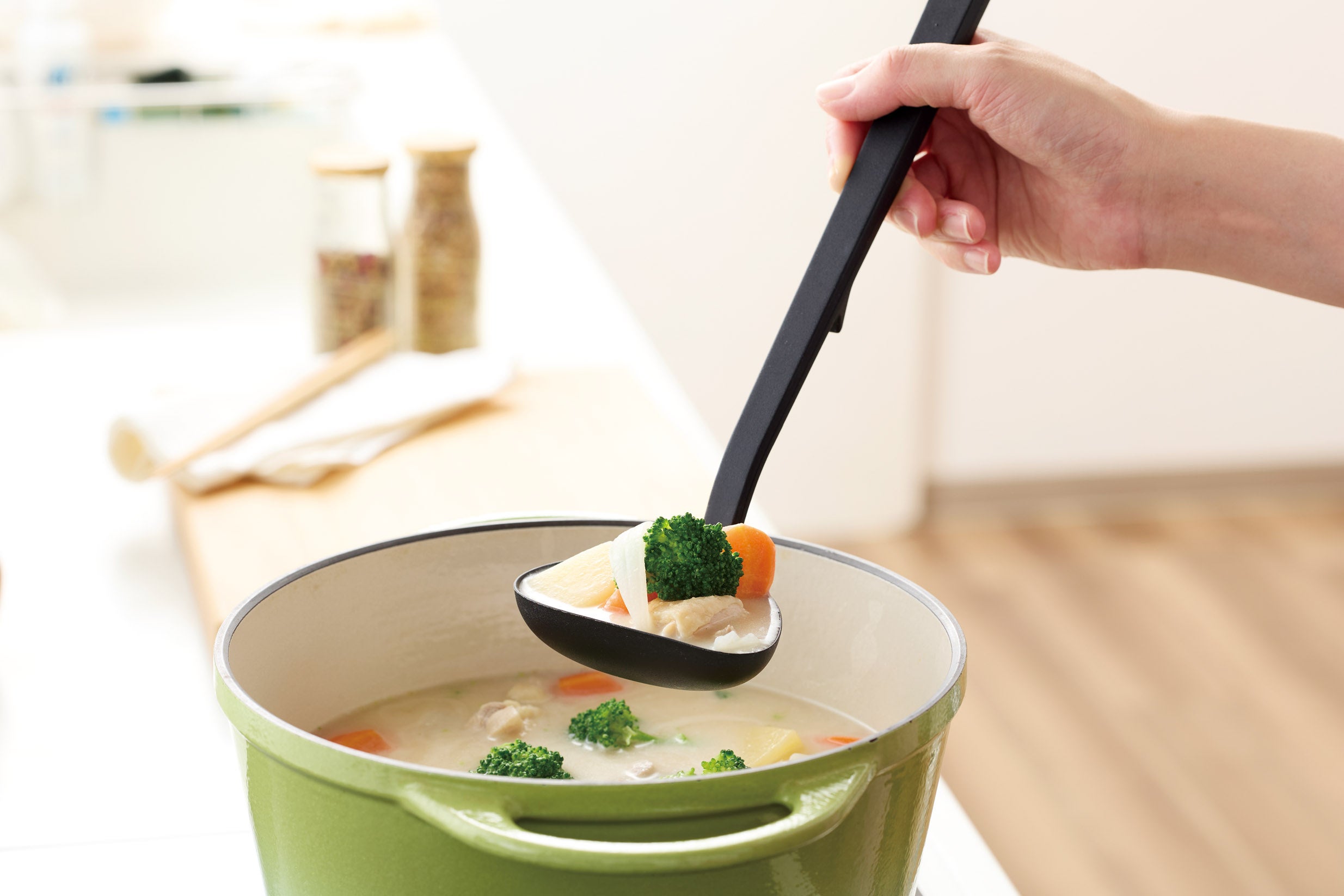 3/2(月)新発売】「注ぐ・残さず掬う・置ける」を1本で解消。新発想の