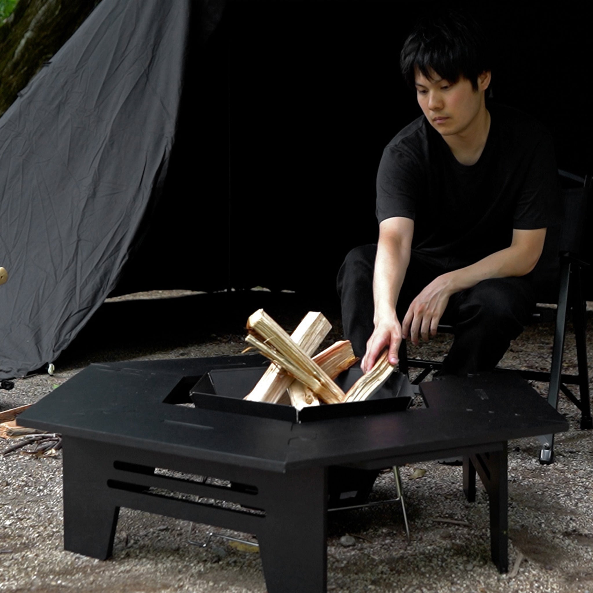 海外でも話題となったオールブラックのヘキサテーブルがついにAmazonに