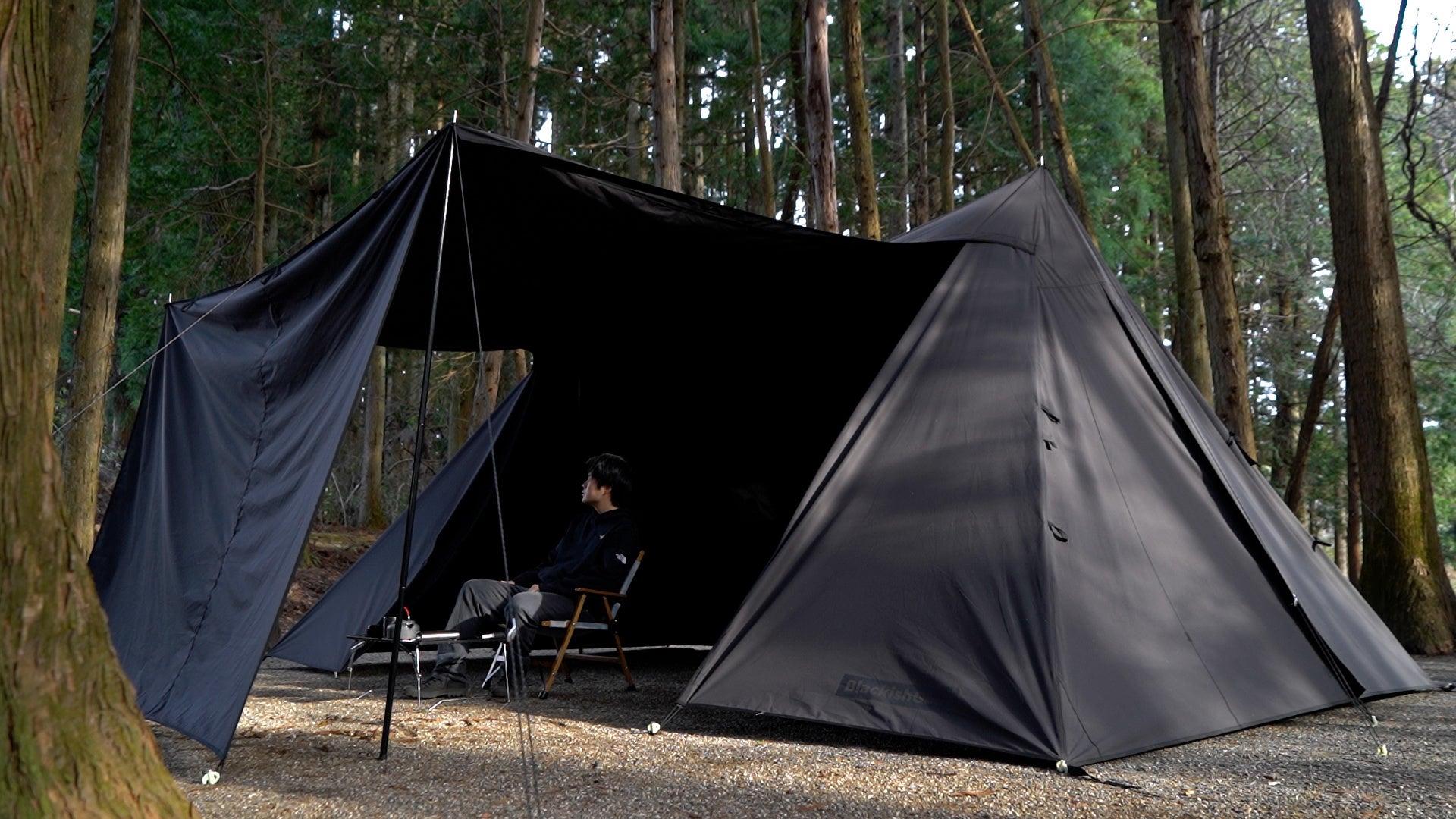 圧倒的な存在感と重厚感。黒い大型ツインポールシェルターテントが200