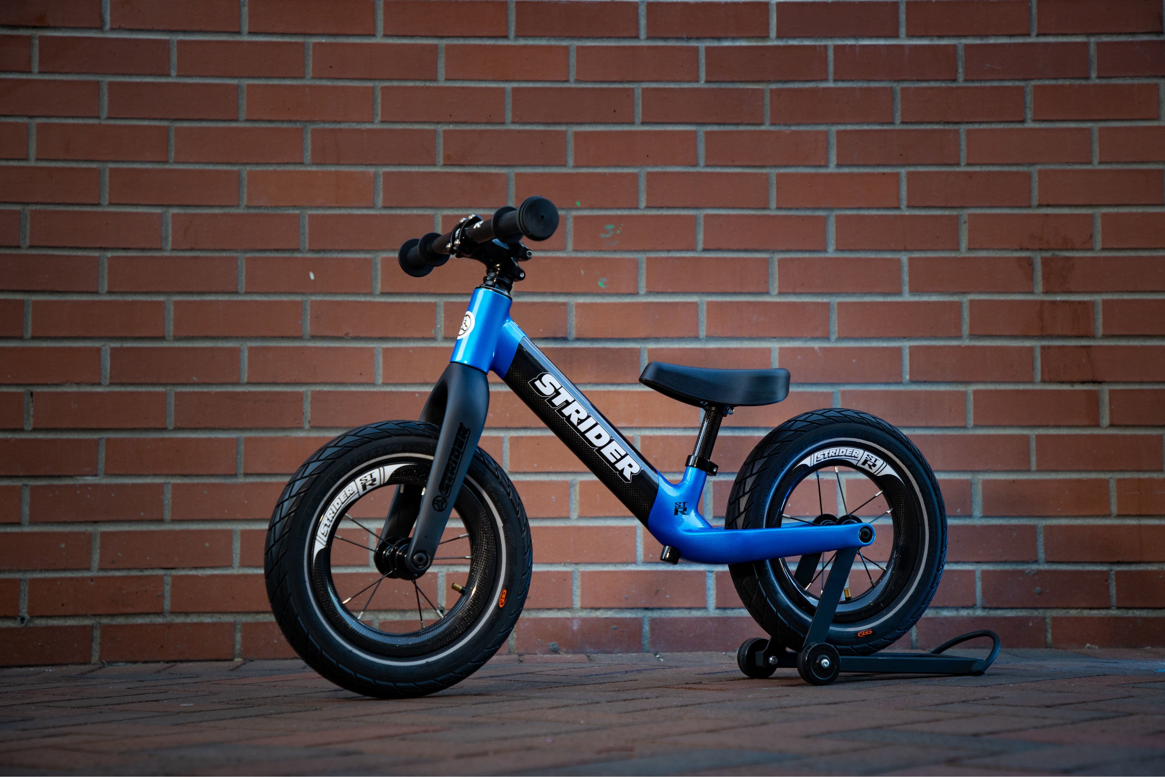 ランニングバイク史上最高級！カーボン製ハイスペックモデル「ST-R」の