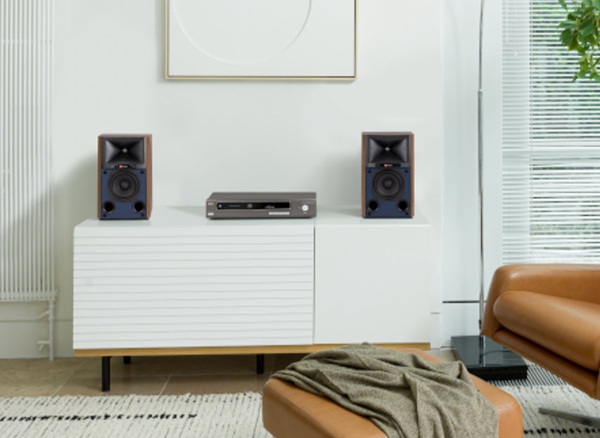 伝統のJBLスタジオモニターに最先端エレクトロニクスを搭載パワード