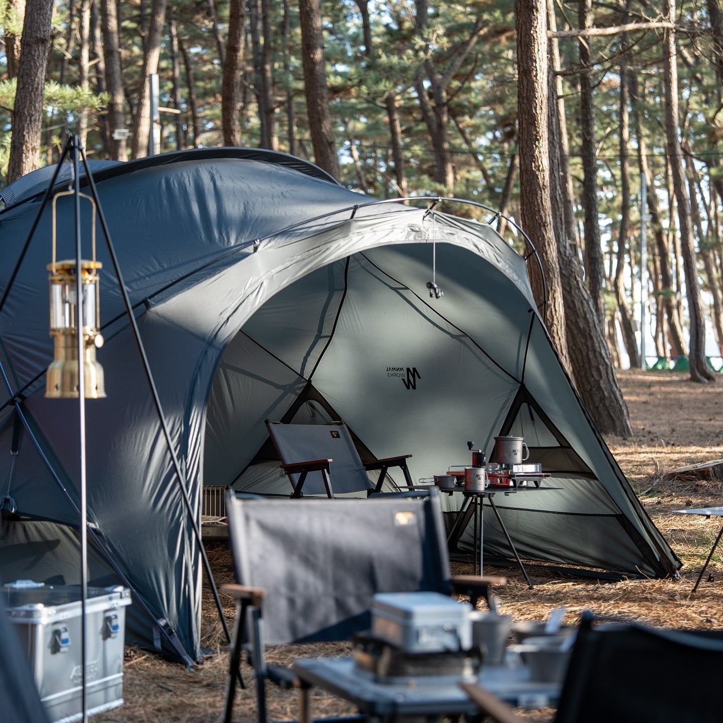 ミニマルワークスの人気テント【シェルター G】のチャコールカラーが