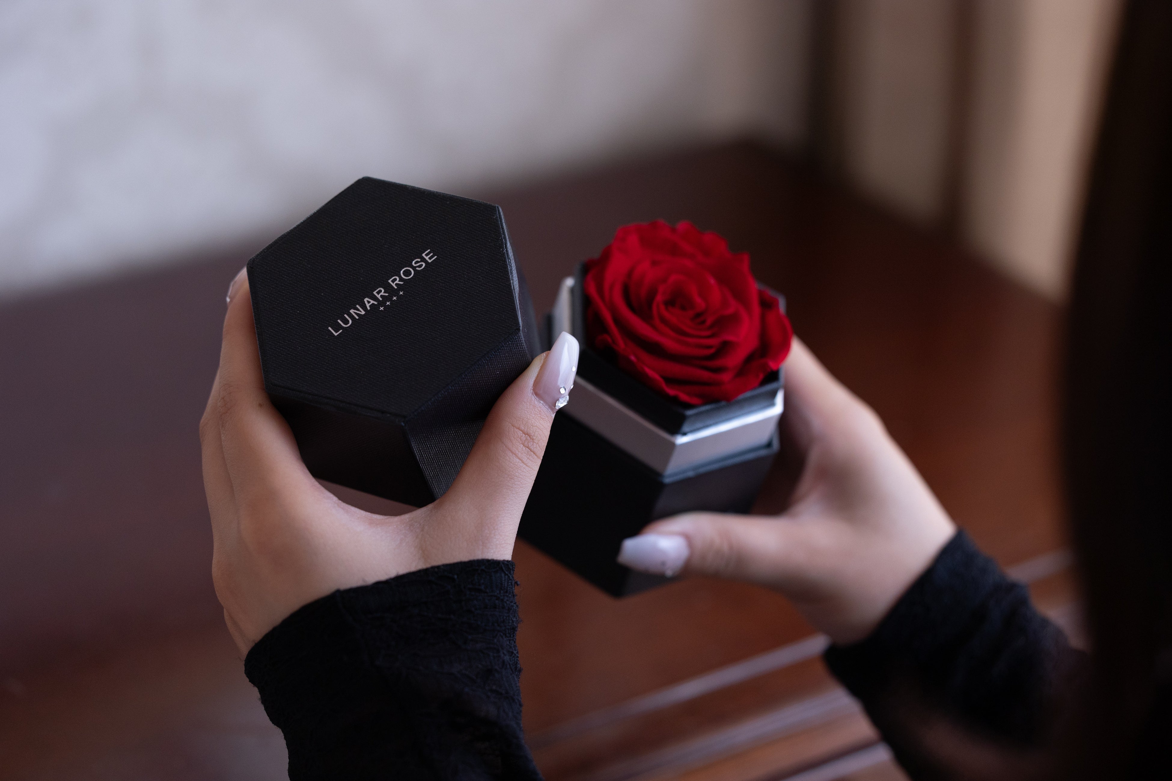 話題沸騰。“感情を贈る”1輪のバラ「Rose you」——LUNAR ROSEからの新