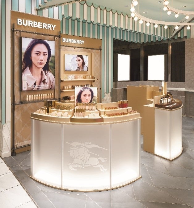 バーバリー ビューティ】ブランドの象徴「バーバリーチェック」を纏っ