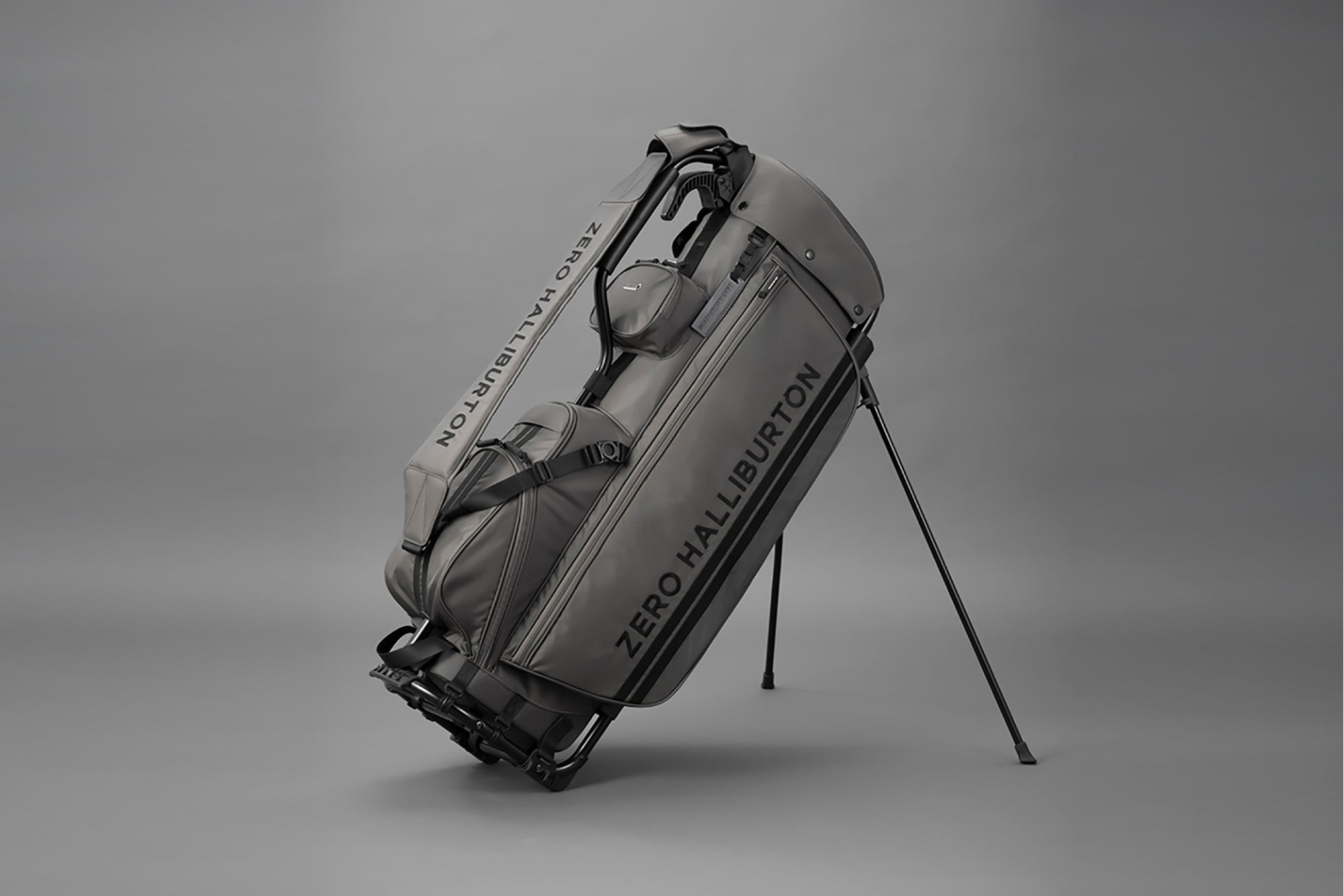 ゼロハリバートン ゴルフコレクションから、手元操作でスタンドが展開