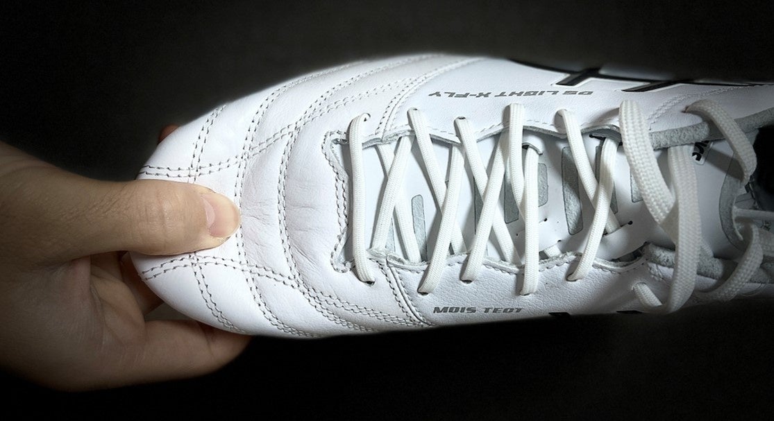 優れたホールド性と素足感覚で正確なプレーをサポートするサッカー用