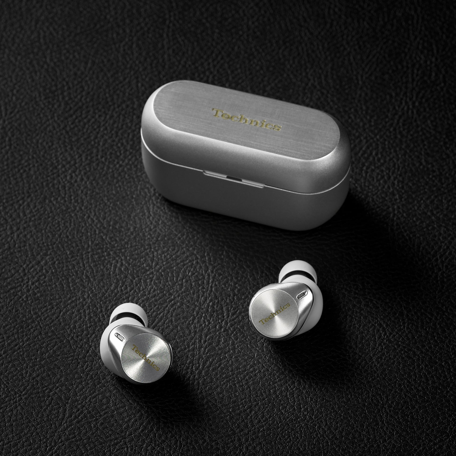 Technics 完全ワイヤレスイヤホン「EAH-AZ80」の魅力を、4組の