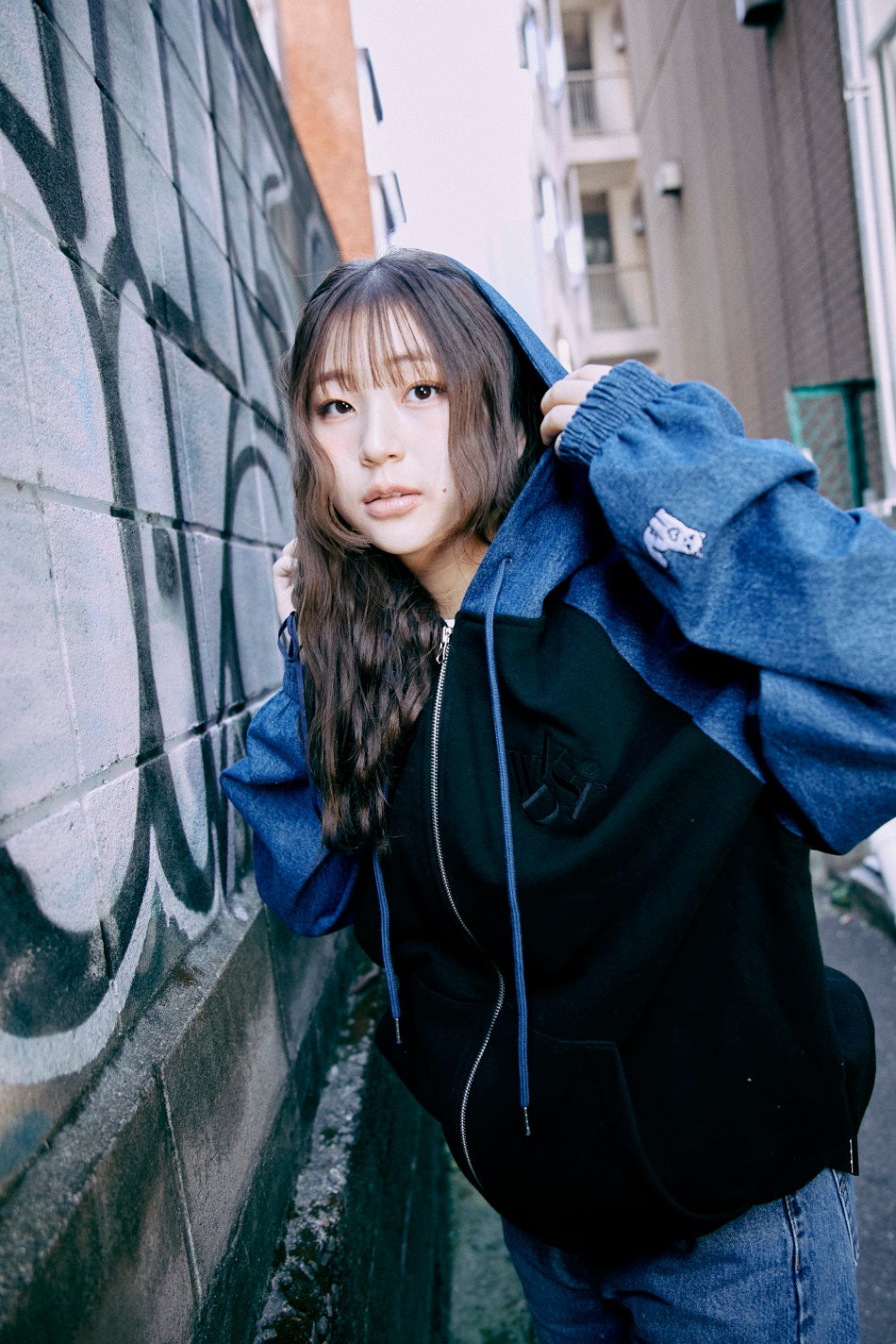 虹プロ出演人気アーティストの「YUNA（ユナ）」と、ポップなフォントや