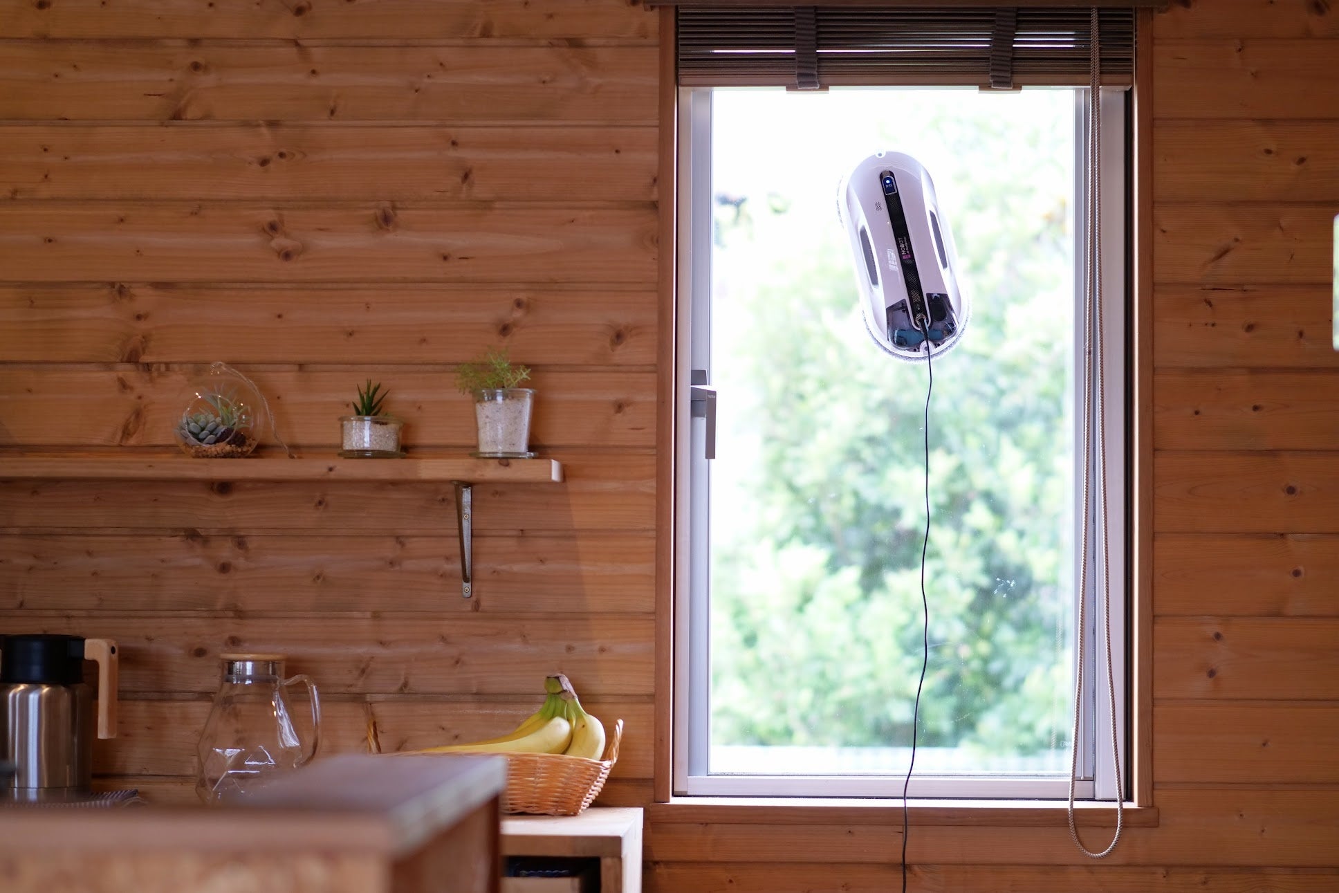 年末の大掃除に「窓」専用お掃除ロボット。国内NO.1シェアの HOBOT