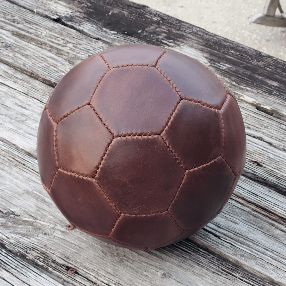 革と古いボールの膀胱を使ってサッカーボールを作ったんだ。いつか自分