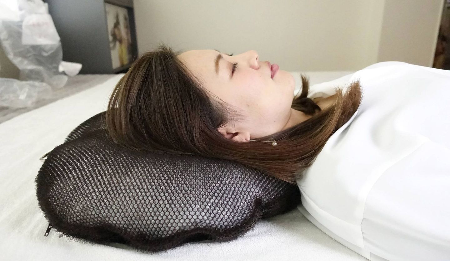 話題の「絶頂睡眠」を自宅で！悟空のきもちの「熟睡用 たわし」が枕