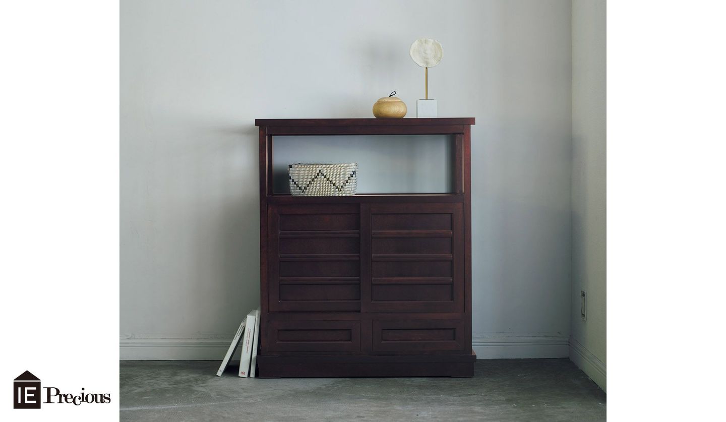 松本民芸家具の「茶箪笥」は、飾り棚としても収納としても使える美しい