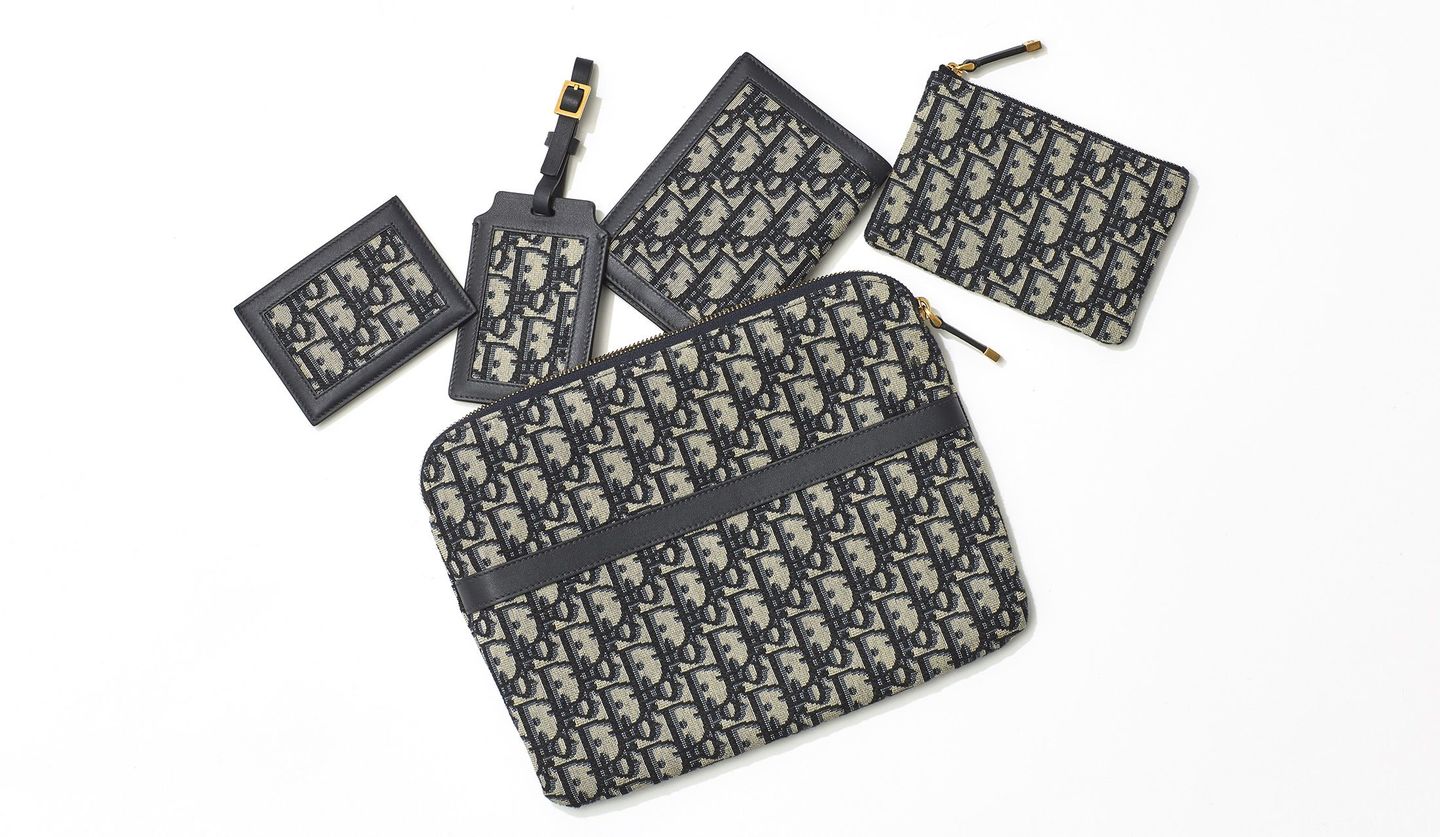 ディオールの高機能な「トラベルキット」はポーチやカードケースなど5