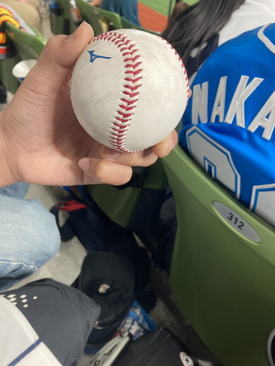 ロッテ・池田選手のホームランボールを取った男性が、野球少年に譲っ