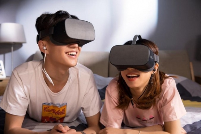 迫力あるVR映像を手軽に体験、高精細4Kディスプレイを搭載したVR HMD