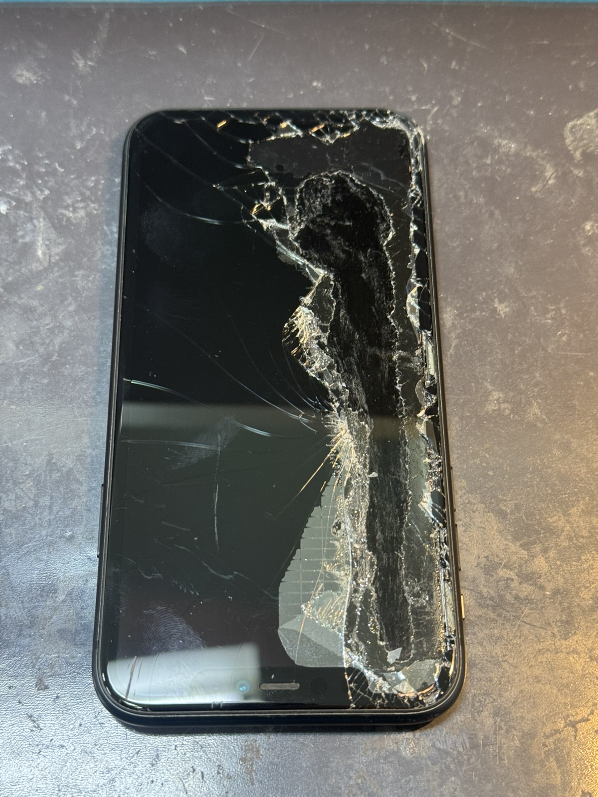 iPhone11の画面割れを30分で修理！ガラス破損も即日解決