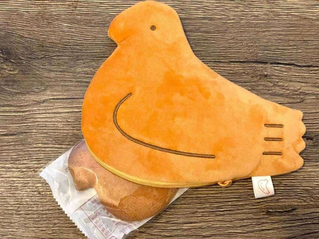 鳩ぽっぽーち買えた！」 鎌倉・本店限定の“鳩サブレーそっくりポーチ