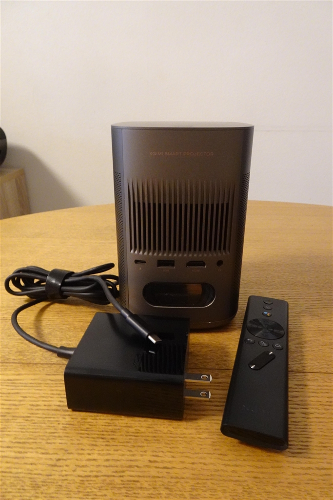 価格.com - 『本体背面と同梱品一式。電源はType-CのUSBケーブルを採用