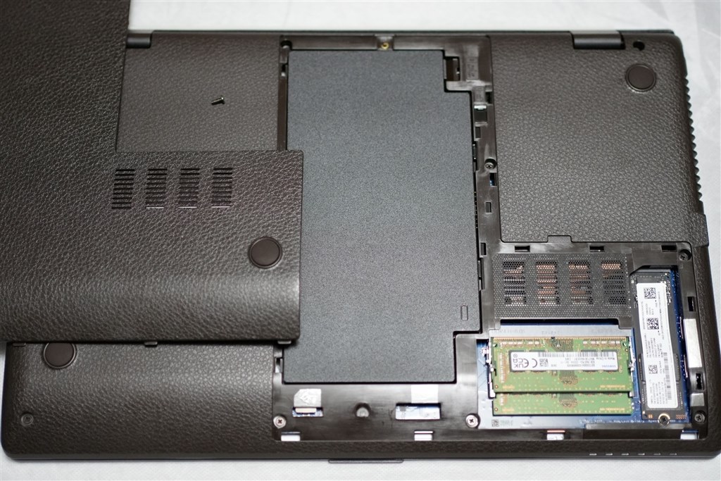 メモリ増設やバッテリー交換がビス1本外すだけで簡単に出来ます