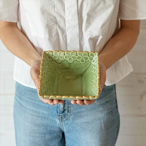 深角皿 プルメリアモチーフ Mサイズ 14.5cm角 ホワイト 陶器製 [pl7