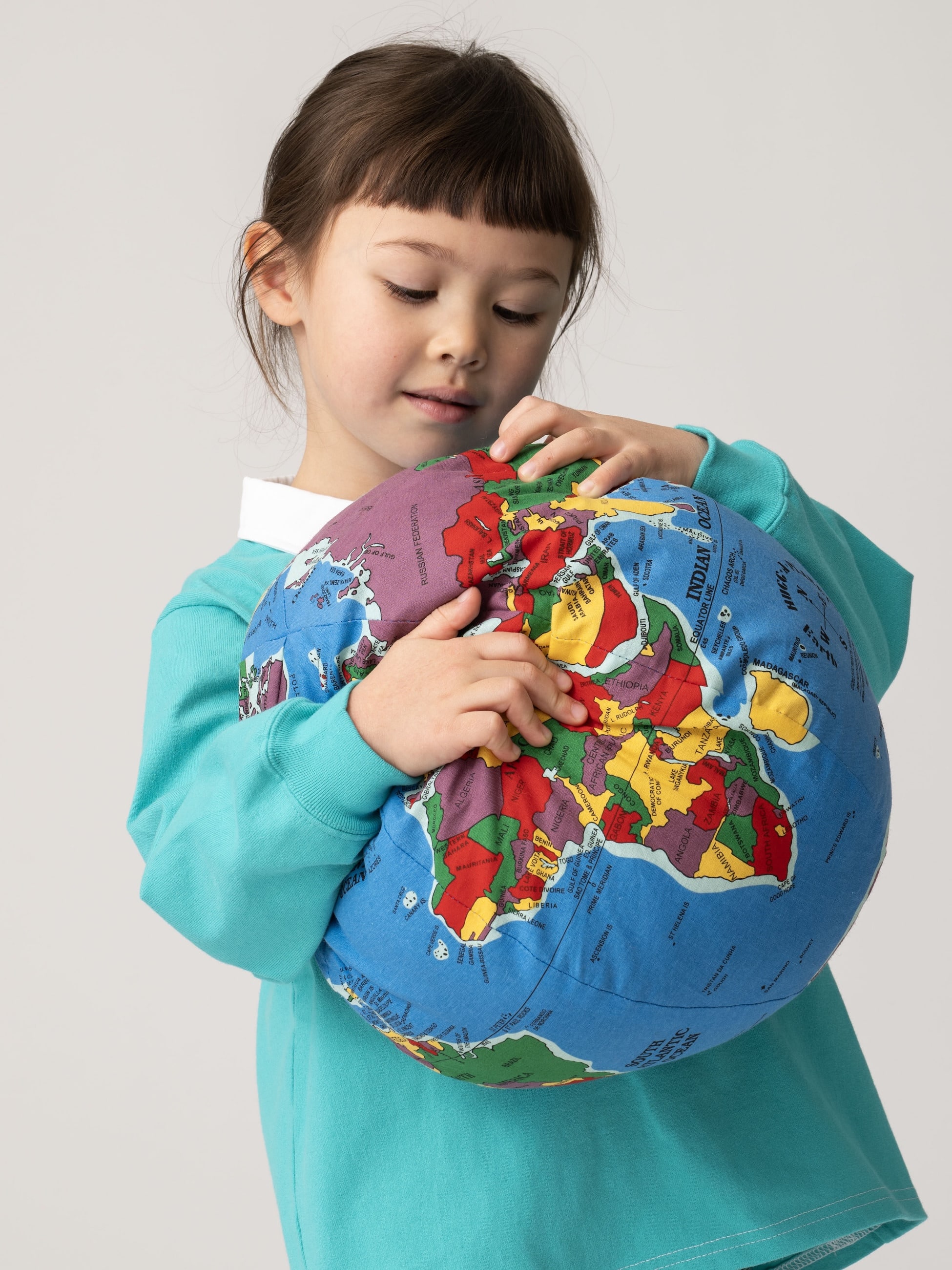 グローブ クッション（M）｜Hugg-A-Planet(ハグアプラネット)｜Ron Herman