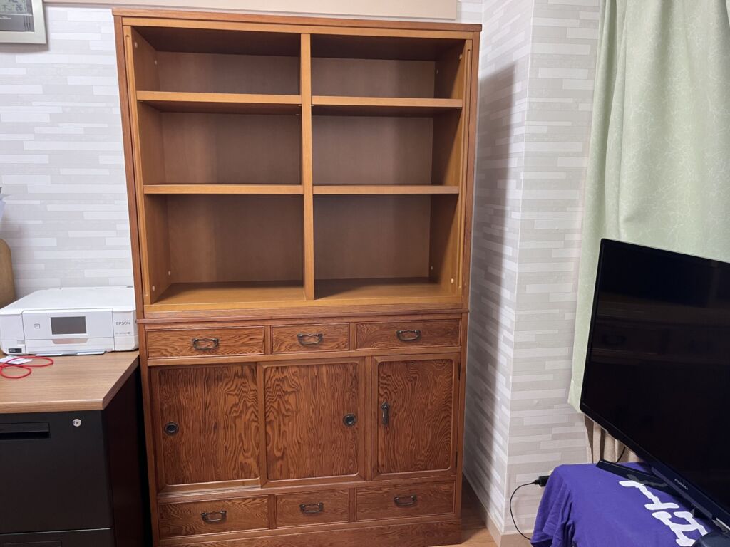 受け継いだ屋久杉の茶棚を本棚に。世代をつなぐ家具のリメイク