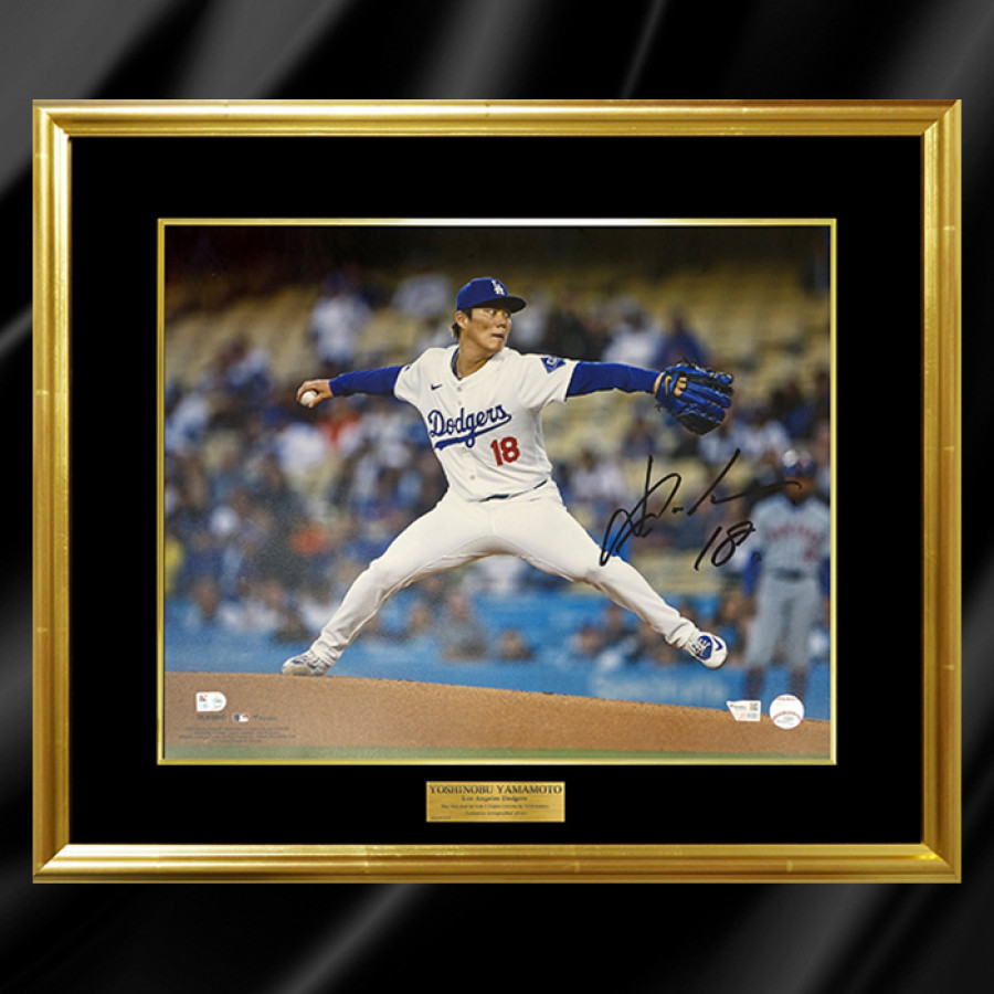 山本由伸直筆サイン入りドジャース ピッチングフォト特製フレーム