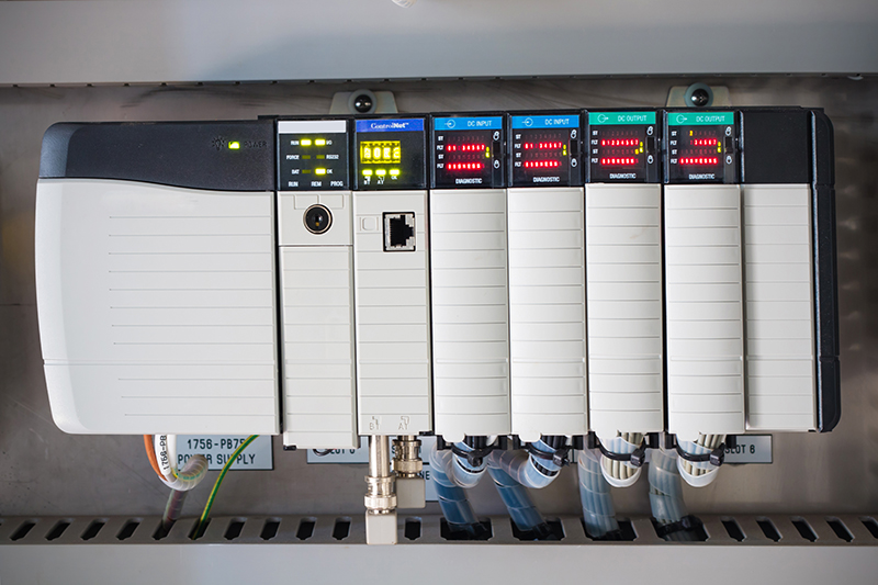 工場自動化の必需品！？ロボット制御を行う「PLC」とは？ | JRC