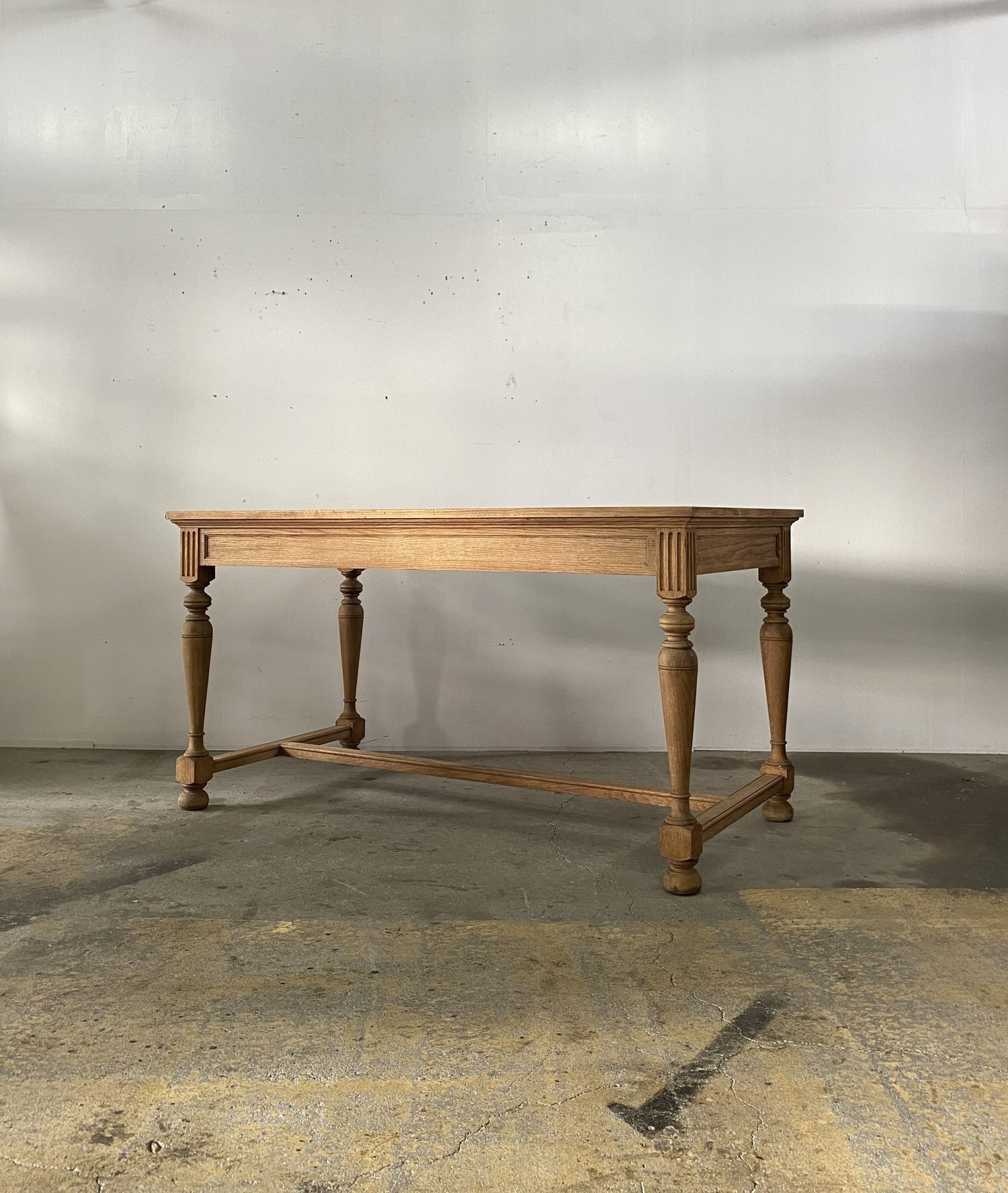 French oak Table – Round trip Antiques