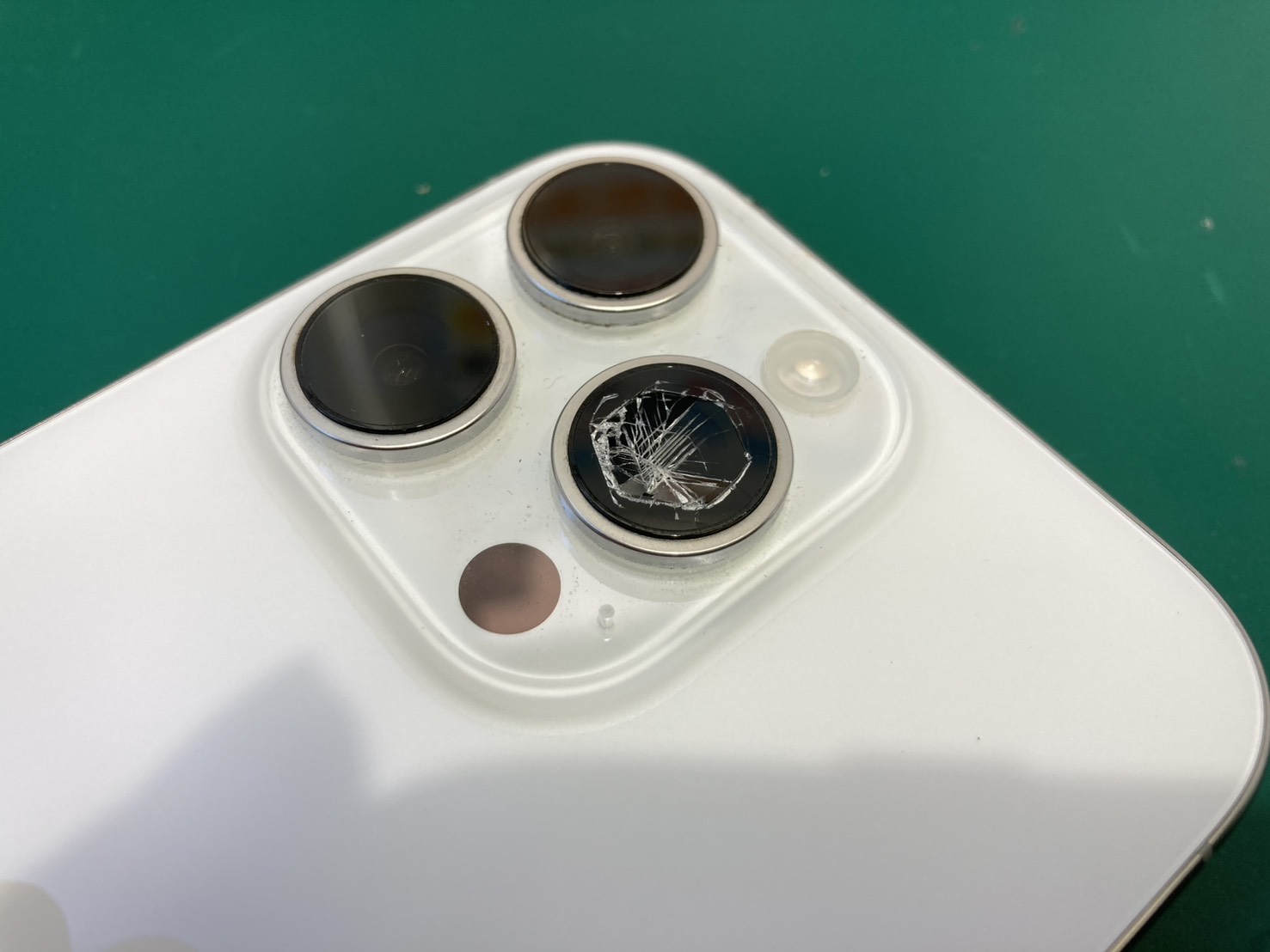 カメラ部分のガラスが割れてしまった…iPhone 16 Pro レンズカバー交換