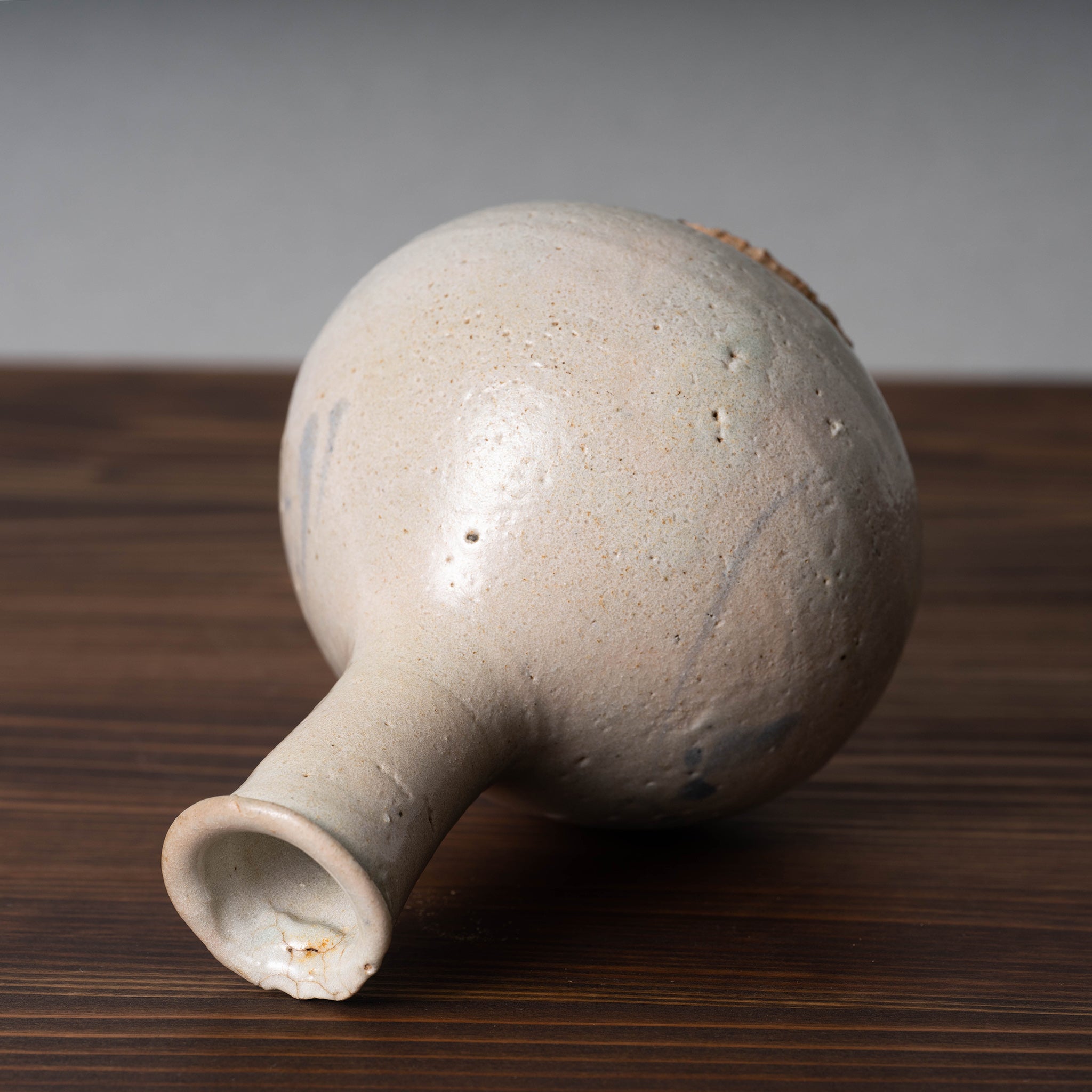 李朝 白磁草花文長頸瓶 – 燦禾 SANKA