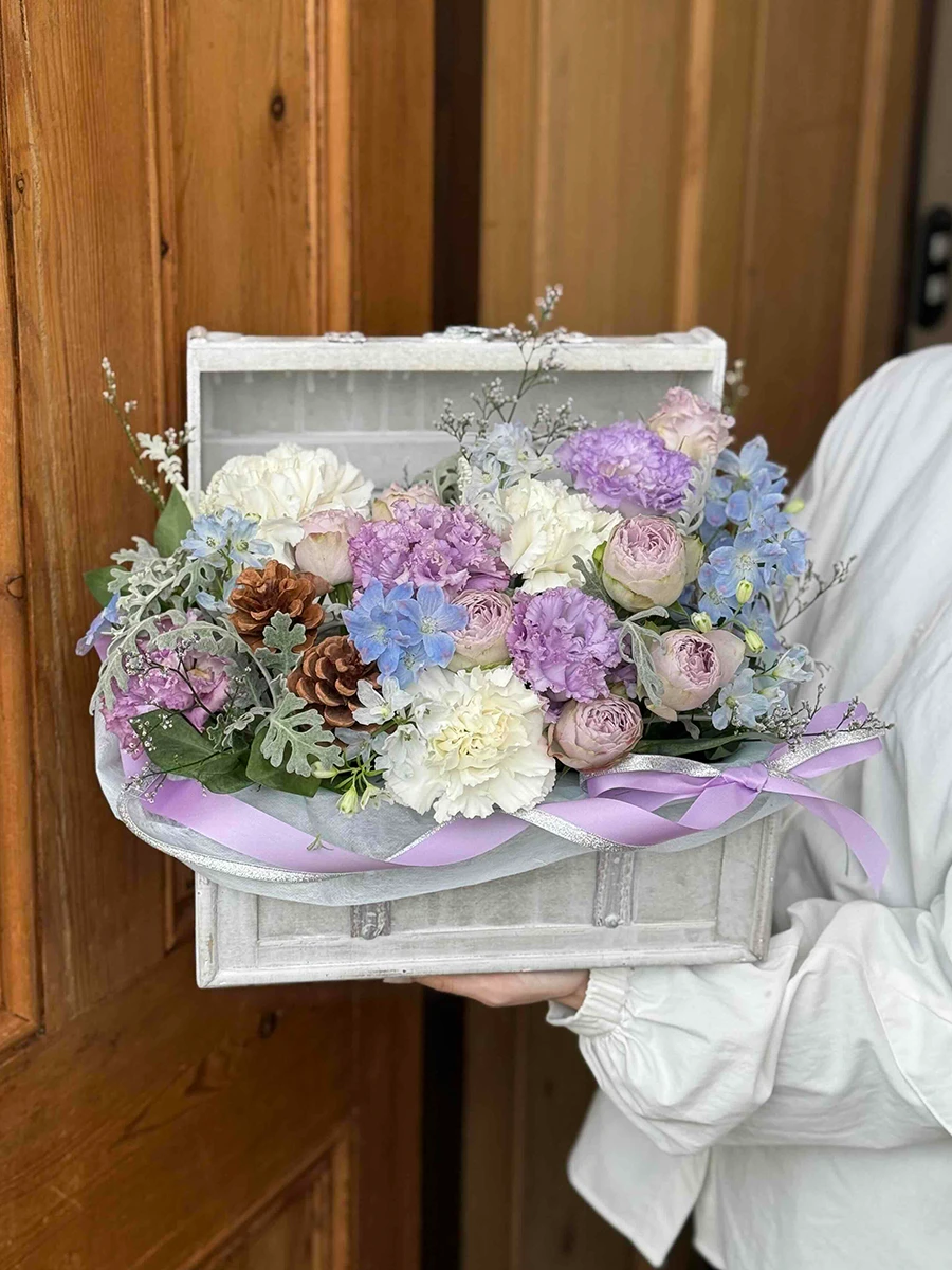 生花のトレジャーボックスアレンジ 紫ブルー L｜フラスタ・楽屋花の