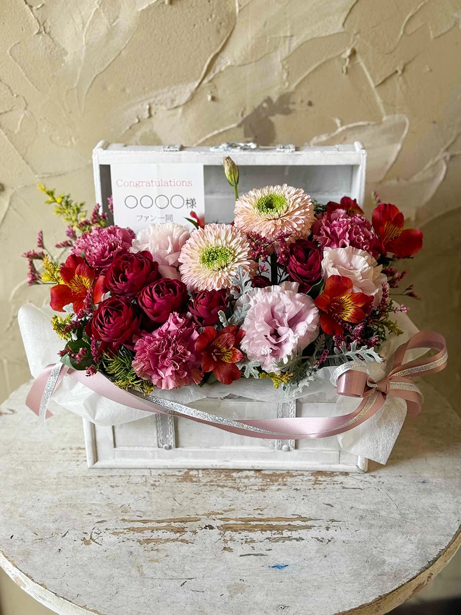 生花のトレジャーボックスアレンジ 赤ピンク L｜フラスタ・楽屋花の