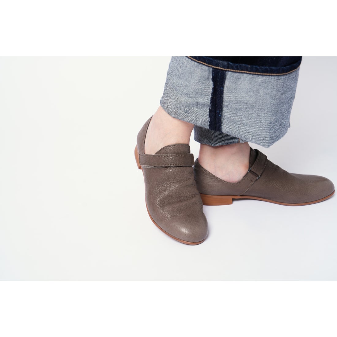 サヤ SAYA フラット本革ラウンドトウベロクロストラップシューズ