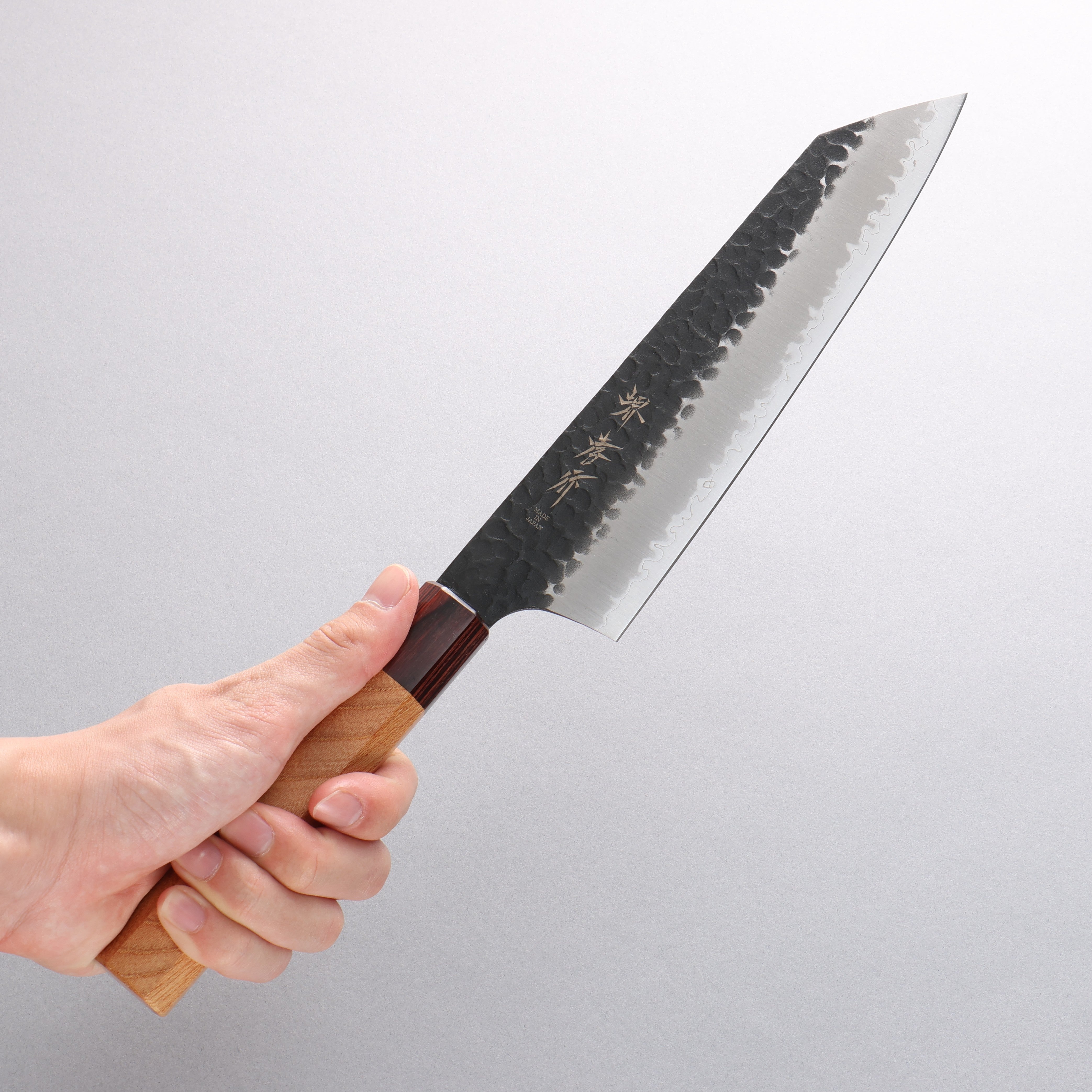 堺 孝行 青スーパー鋼 鎚目 黒仕上げ 剣型牛刀包丁 190mm – 清助刃物 Japan