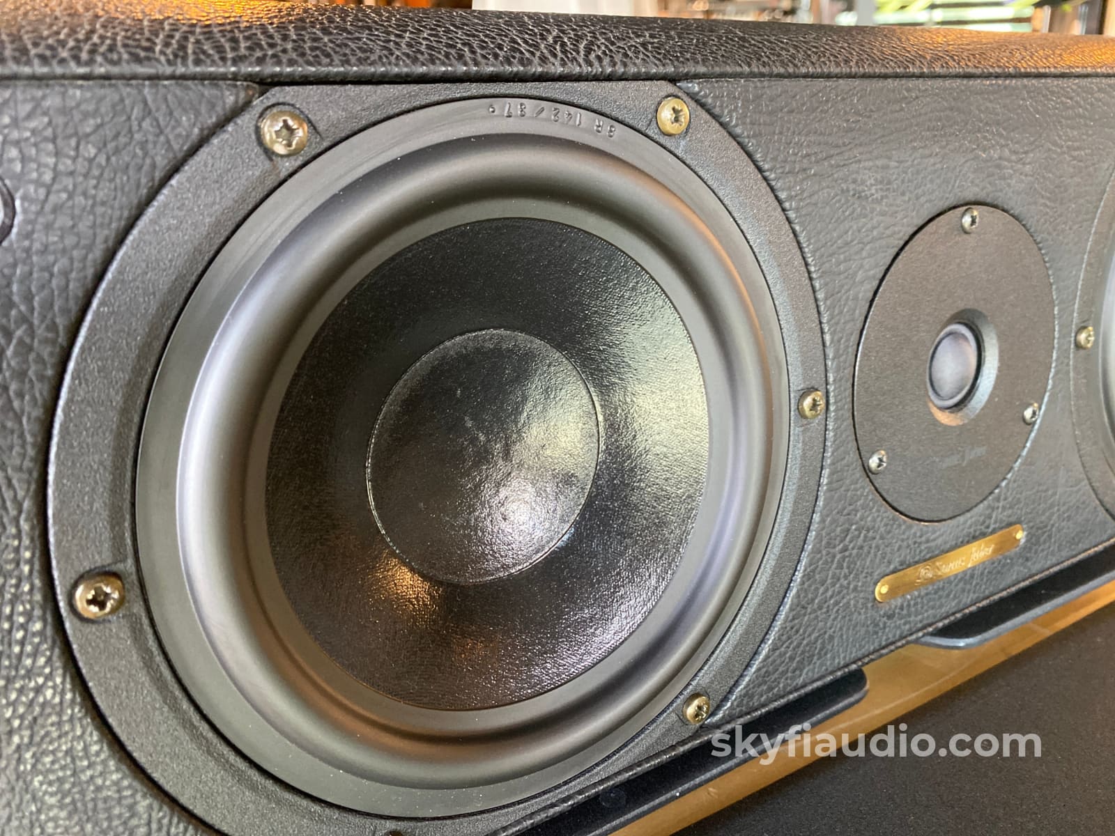 Sonus Faber Solo Center Channel Speaker w/ Tilt Stand