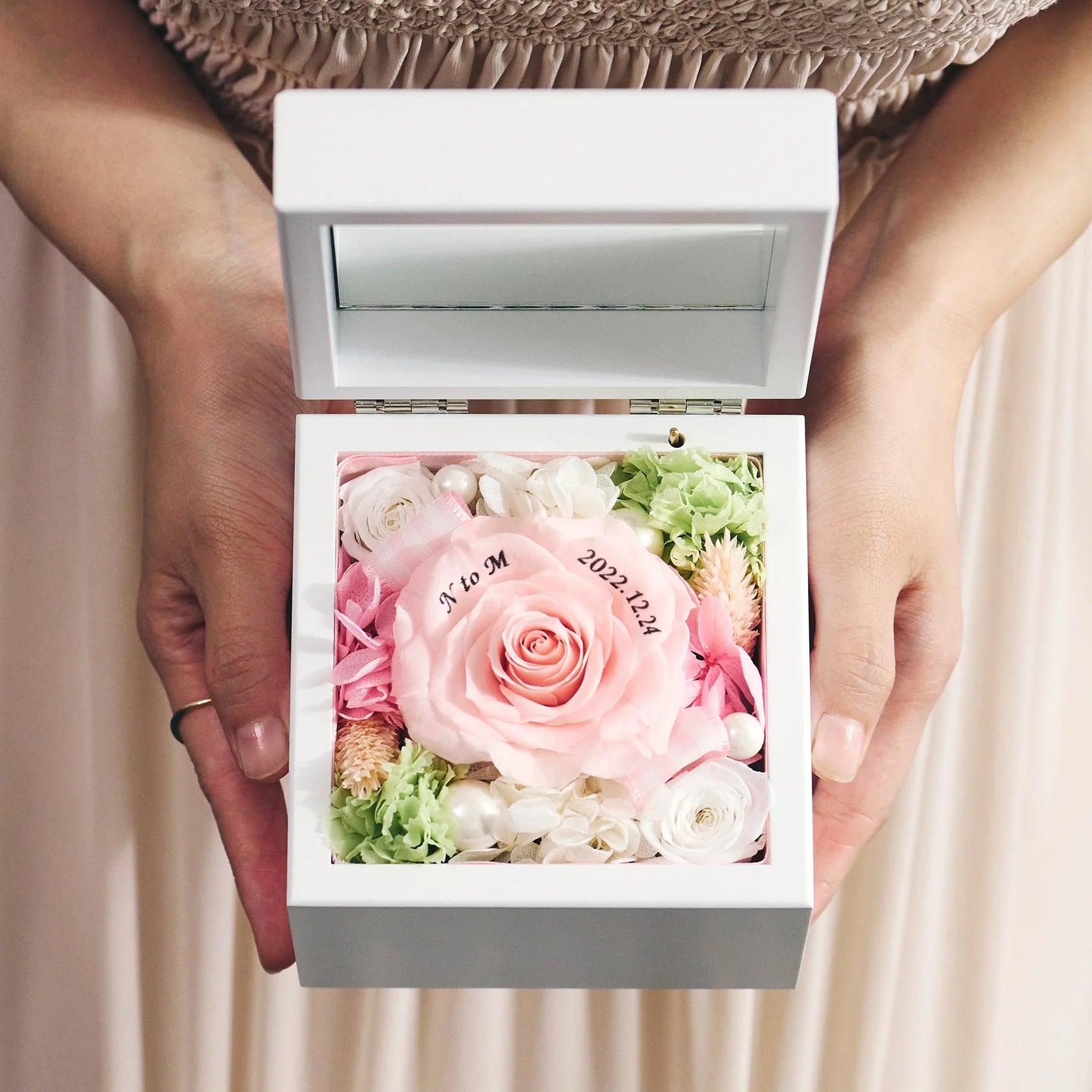 高級ホワイトオルゴールBOX お花イッパイ!プリザーブドフラワー – How