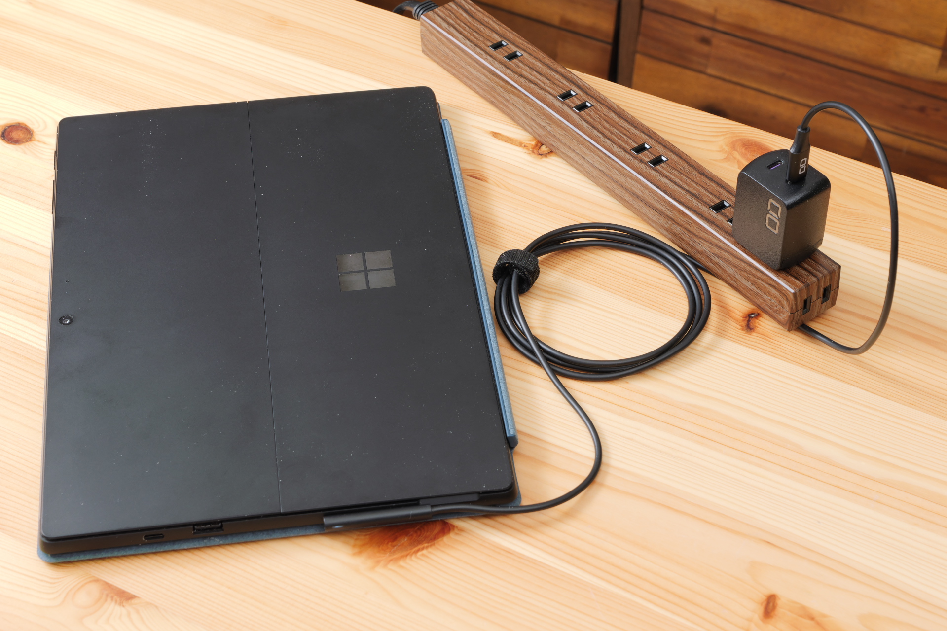 Surface の電源アダプタをコンパクトにできる！CIO Surfaceマグネット