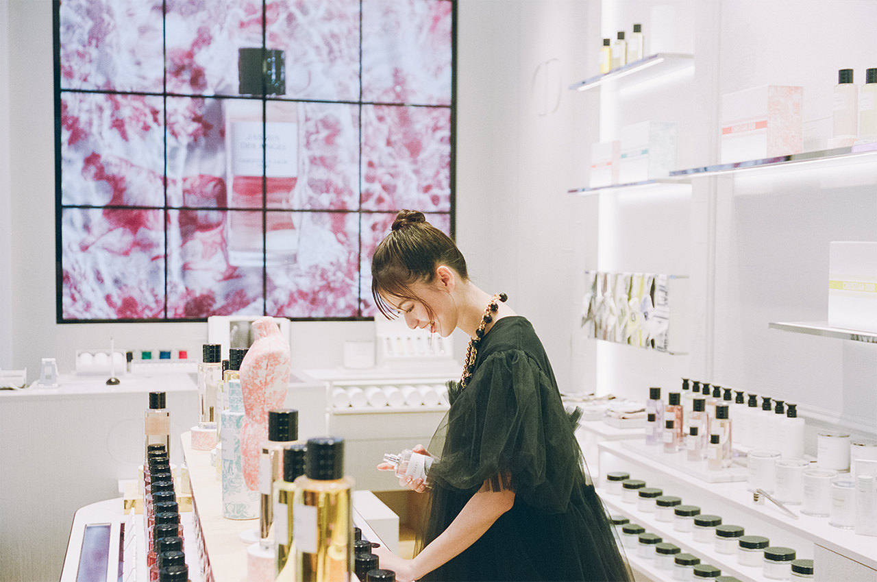 齋藤飛鳥×DIOR BEAUTY SHIBUYA｜ひとつひとつの香りに宿る、記憶と物語