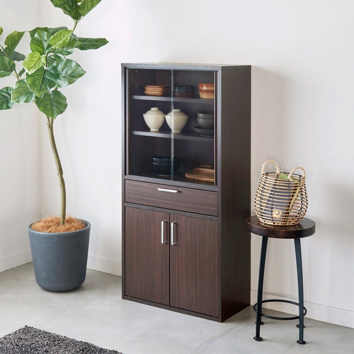 食器棚 幅57cm 高さ119cm ダークブラウン ガラス引き戸 引出付き