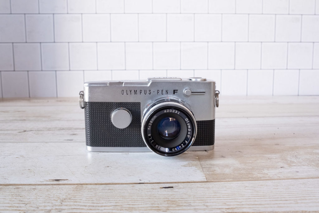 いつものフィルムが2倍撮れる！ハーフサイズカメラ「OLYMPUS PEN FT